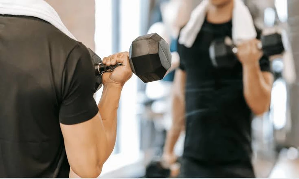 Why do female hormone cycles affect peptide muscle growth outcomes?